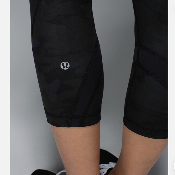Lululemon Run Inspire Crop II Camouflage Black Mesh - sz 2 - Picture 3 of 7